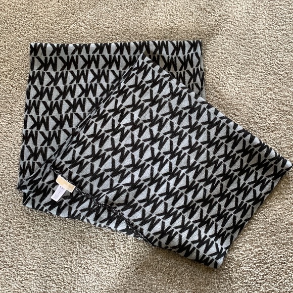 MK. Neck Warmer.  Black and gray.  Excellent condition - Picture 2 of 3